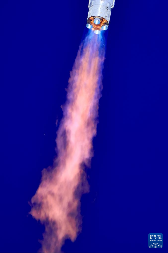 Foguete transportador chinês Zhuque-2E Y6 envia dois novos satélites ao espaço
