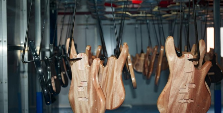 Guizhou: indústria de fabricação de guitarras prospera no condado de Zheng'anZheng'an tem desenvolvido sua indústria de fabricação de guitarras nos últimos anos. O parque abriga 144 fabricantes de guitarras e acessórios relacionados e cultivou 87 marcas independentes.