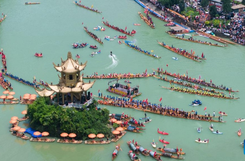 Várias atividades temáticas de barcos-dragão realizadas na China
