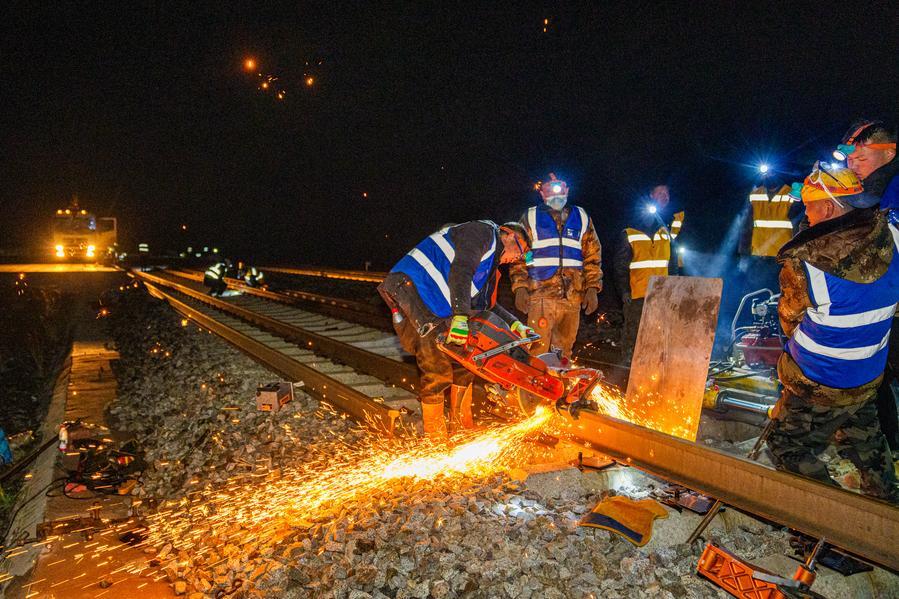 Trabalhadores substituem trilhos por trilhos contínuos na Ferrovia Qinghai-Xizang, em Amdo