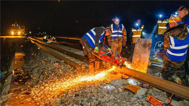 Trabalhadores substituem trilhos por trilhos contínuos na Ferrovia Qinghai-Xizang, em Amdo