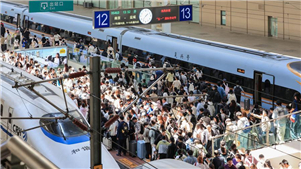 Viagens ferroviárias de passageiros na China totalizam 1,9 bilhão entre janeiro e maioA China registrou crescimento estável em viagens ferroviárias de passageiros nos primeiros cinco meses do ano, com aumento no volume de passageiros e melhora na qualidade do serviço.