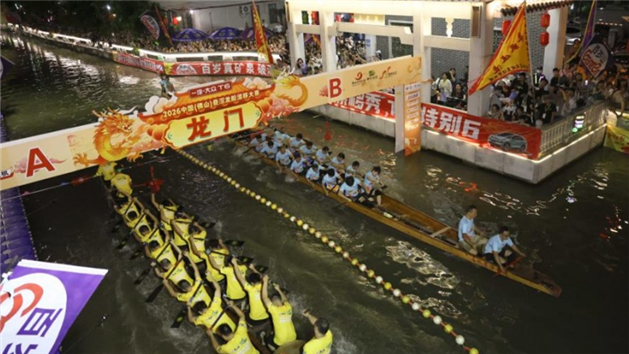 Corridas de barcos-dragão atraem multidões com manobras espetaculares em Foshan