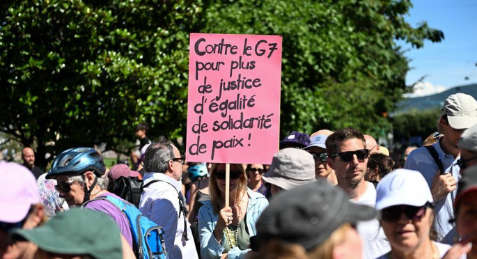 Cúpula do G7 começa em meio a protestosA cúpula do Grupo dos Sete (G7) começou nesta segunda-feira em Évian, cidade no leste da França, em meio a uma grande manifestação.