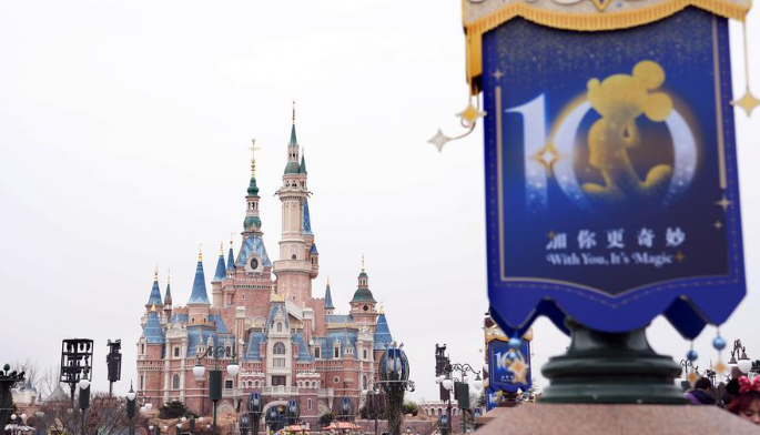 Disneyland de Shanghai comemora 10º aniversário com novas atrações a caminhoEnquanto a Disneyland de Shanghai comemora seu 10º aniversário nesta terça-feira, o resort avança com diversos planos de expansão, após ter recebido mais de 100 milhões de visitantes até o final de outubro de 2025.