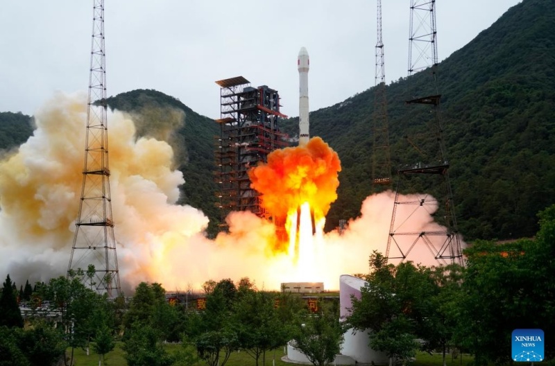 China lança novo satélite ao espaço