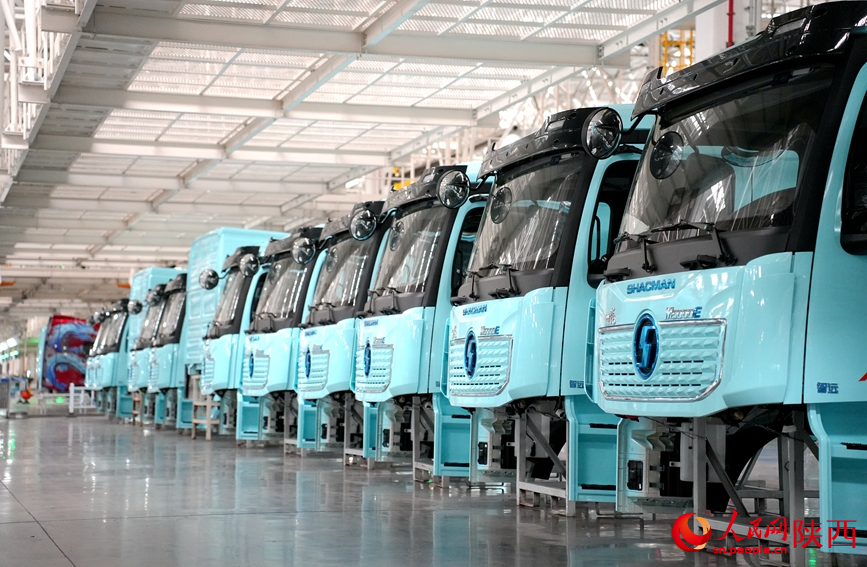 Fábrica chinesa de caminhões pesados realiza operação altamente robotizada