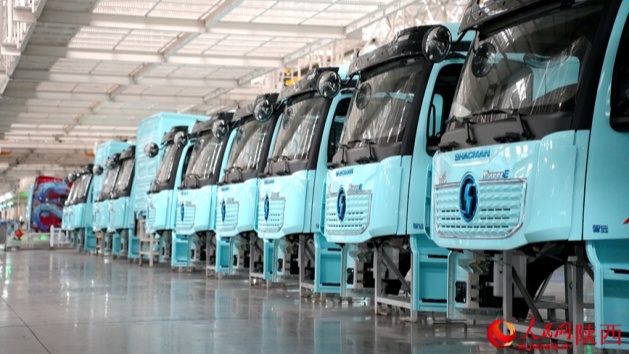 Fábrica chinesa de caminhões pesados realiza operação altamente robotizada