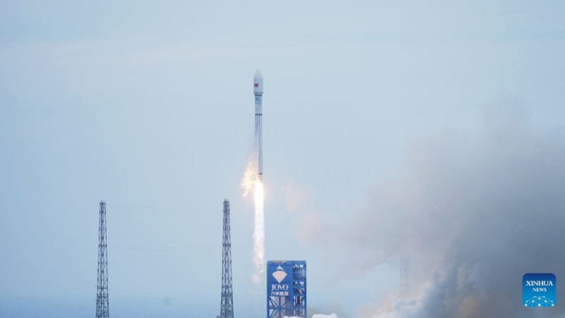 Foguete chinês Longa Marcha-12 lança novo grupo de satélites de internet