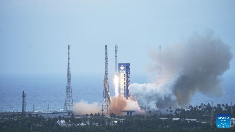 Foguete chinês Longa Marcha-12 lança novo grupo de satélites de internet