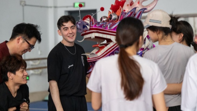 Estudante brasileiro atua como treinador de dança do dragão em universidade chinesa