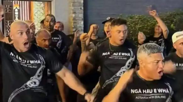 Corrida do Barco do Dragão em Guangdong atrai participação da equipe nova-zelandesaDurante o mês de junho, 37 homens Maori praticaram a dança de guerra Haka ao longo da estreita margem do rio em Diejiao, Foshan, na província de Guangdong.