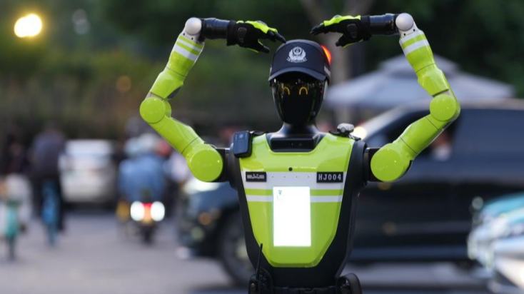 Primeiro esquadrão de robôs para gestão de tráfego do país estreia em Hangzhou, leste da ChinaRecentemente, o primeiro esquadrão de robôs para gestão de tráfego da China estreou oficialmente em Hangzhou, no leste da China.