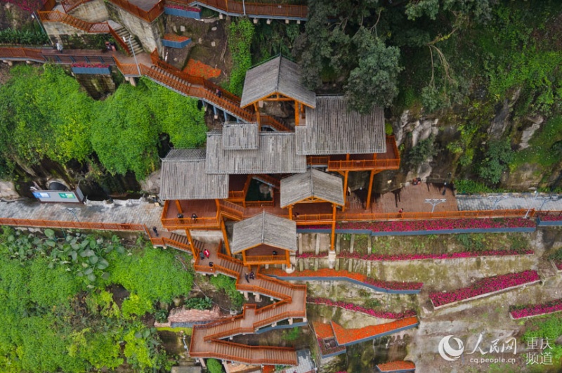 Chongqing transforma falésias, ruas históricas e cavernas em nova atração urbana