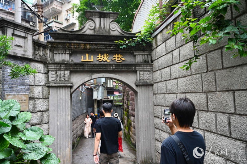 Chongqing transforma falésias, ruas históricas e cavernas em nova atração urbana