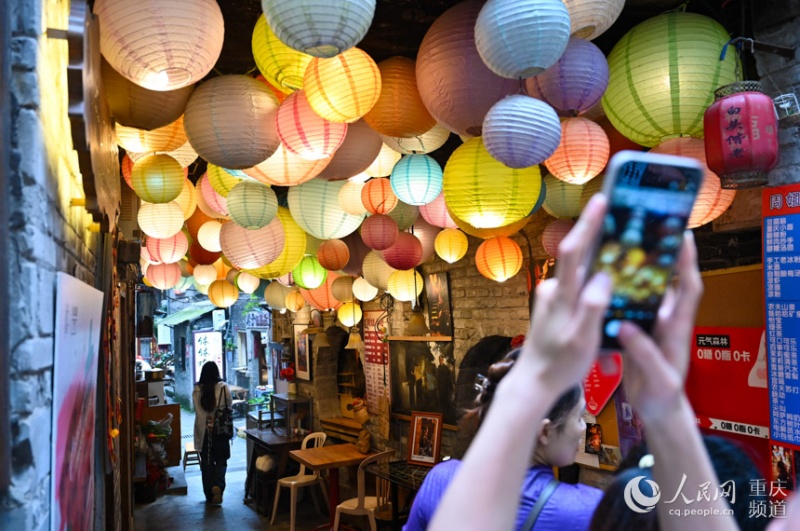 Chongqing transforma falésias, ruas históricas e cavernas em nova atração urbana