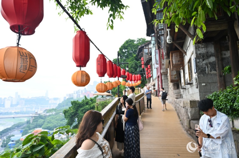 Chongqing transforma falésias, ruas históricas e cavernas em nova atração urbana
