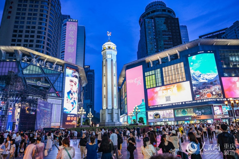 Chongqing transforma falésias, ruas históricas e cavernas em nova atração urbana