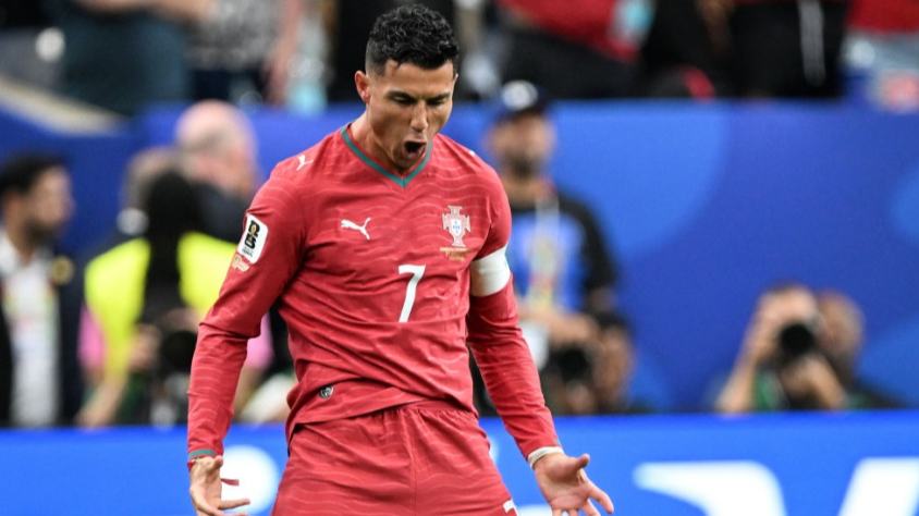 Portugal conquista vitória expressiva sobre o Uzbequistão na Copa do MundoCom os dois gols desta partida, Cristiano Ronaldo também encerrou um jejum de 10 jogos sem marcar em grandes competições (5 partidas de Copa do Mundo e 5 de Eurocopa).