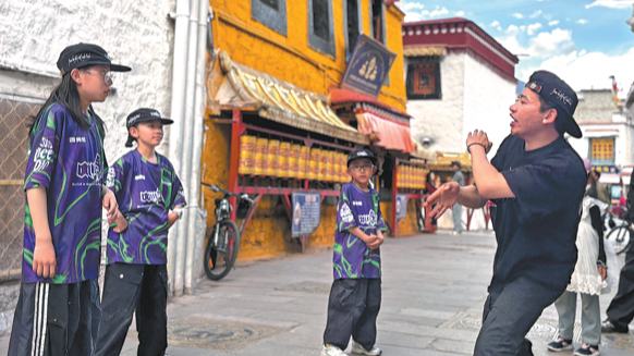 Dança de rua em Xizang combina ritmos de hip hop com coreografias tradicionaisEm uma competição internacional de dança de rua em Beijing, no domingo, quatro jovens da Região Autônoma de Xizang impressionaram a plateia.