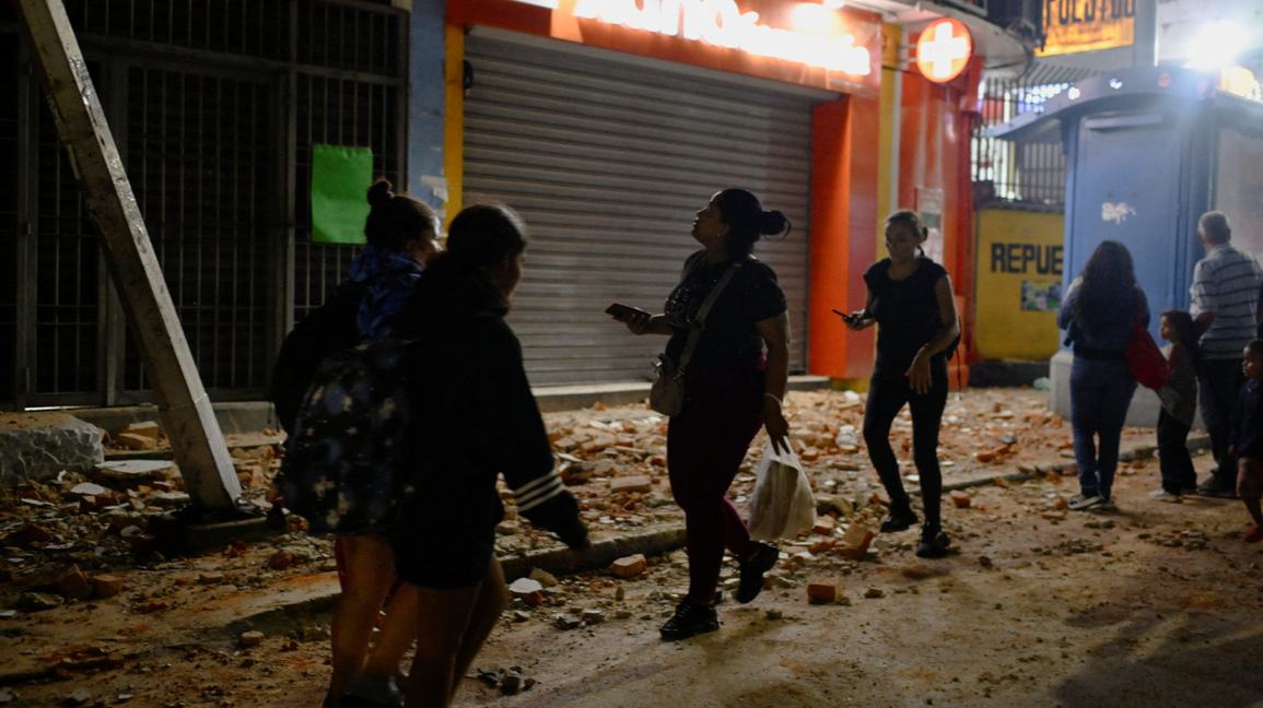 Dois terremotos potentes atingem a Venezuela, tremor forte é sentido em CaracasDois terremotos potentes atingiram a Venezuela em rápida sucessão na noite de quarta-feira (24), ambos provocando fortes tremores na capital, Caracas.