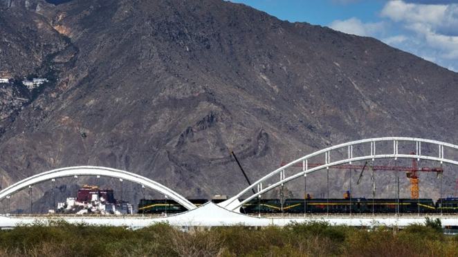 Ferrovia vital na região de Xizang celebra 5º aniversário com mais de 6,25 milhões de passageiros transportadosA Ferrovia Lhasa-Nyingchi, a primeira ferrovia eletrificada da Região Autônoma de Xizang, no sudoeste da China, completou cinco anos de operação na quinta-feira (25).