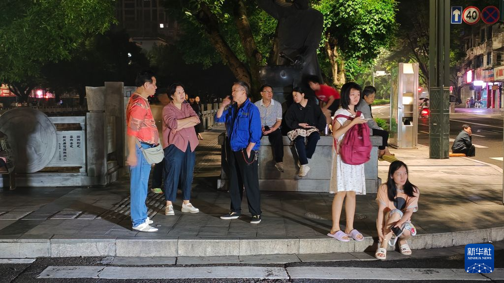 Terremoto de magnitude 5,5 atinge a província de Sichuan, no sudoeste da China, deixando 13 feridosA Administração Sismológica da China iniciou uma resposta de emergência de Nível III após o terremoto.
