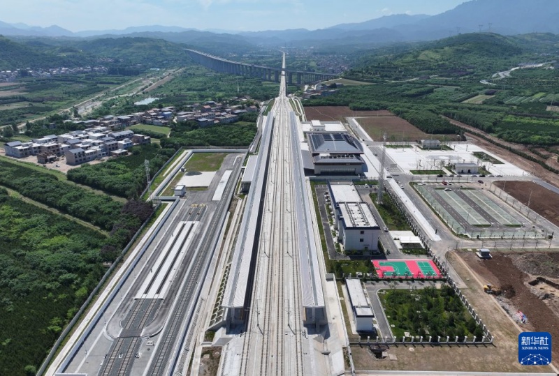 Ferrovia de alta velocidade Xi'an-Shiyan entra em operação