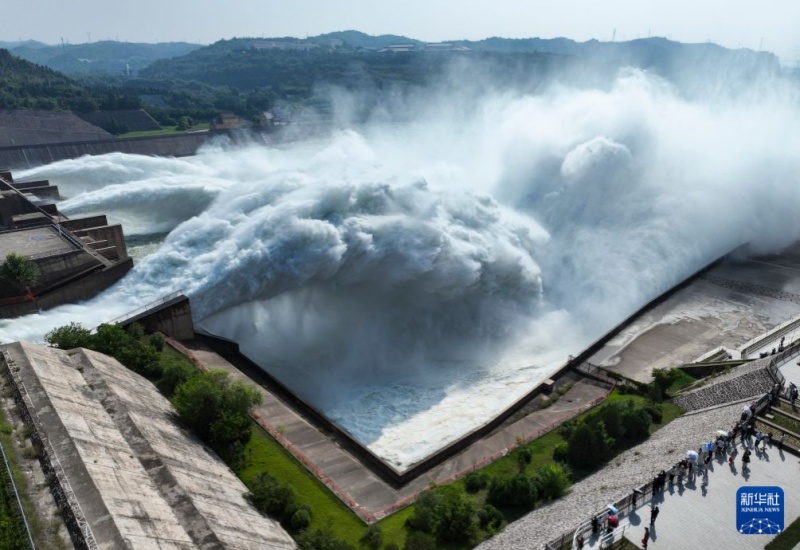 Henan: liberação de água cria cenário impressionante no reservatório de Xiaolangdi