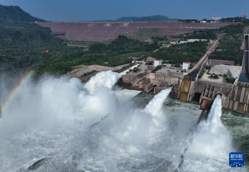 Henan: liberação de água cria cenário impressionante no reservatório de Xiaolangdi