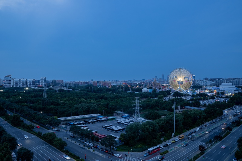 Com 99 metros de altura, a maior roda-gigante de Beijing entra em operação