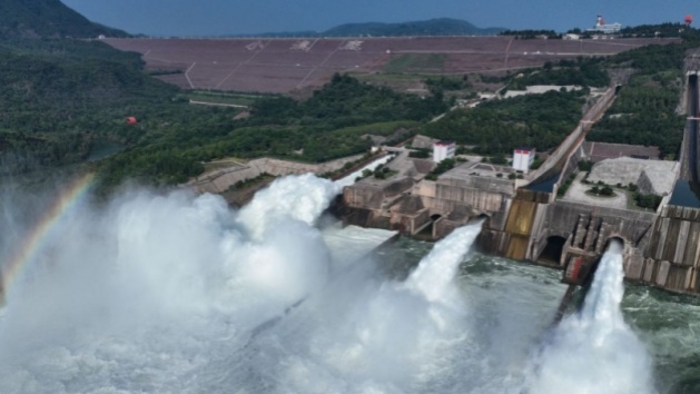 Henan: liberação de água cria cenário impressionante no reservatório de Xiaolangdi