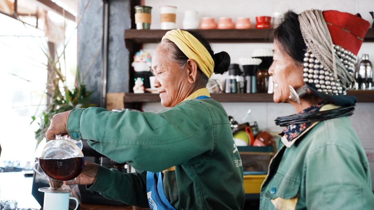 Yunnan: como uma região remota nas montanhas está reescrevendo seu futuro com o caféEm uma pequena cafeteria no condado de Menglian, província de Yunnan, Zhao Hua despeja água quente sobre o pó de café, perfumando o ar com notas de caramelo e frutas. 