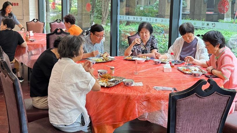 Comunidade de Hangzhou organiza entrega de refeições quentes após apelo de morador Às 11h, o aroma do almoço começa a se espalhar pela comunidade de Chunjiang, no distrito de Shangcheng, Hangzhou, província de Zhejiang, leste da China. 