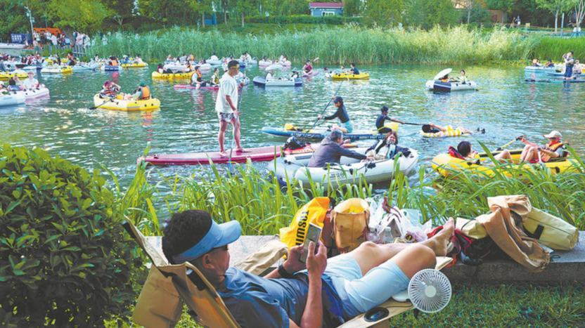 Diversão de verão toma conta das águas de BeijingEm Beijing, uma cidade conhecida por seu ritmo de vida acelerado, as noites de verão ao longo do Rio Liangma oferecem um cenário surpreendentemente contrastante.