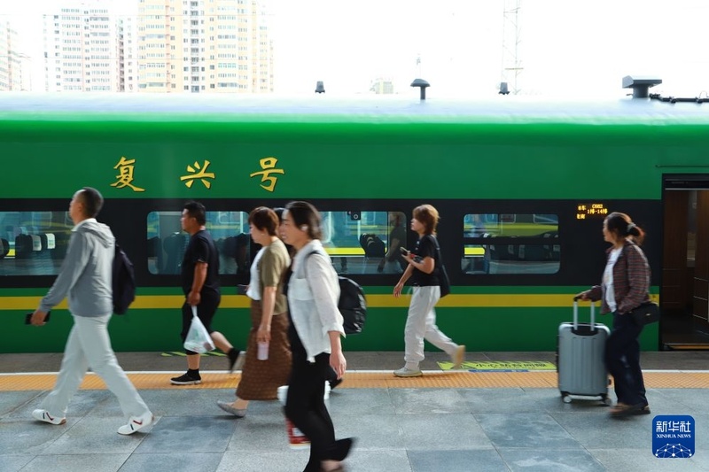 China inicia alta temporada de transporte ferroviário de passageiros no verão
