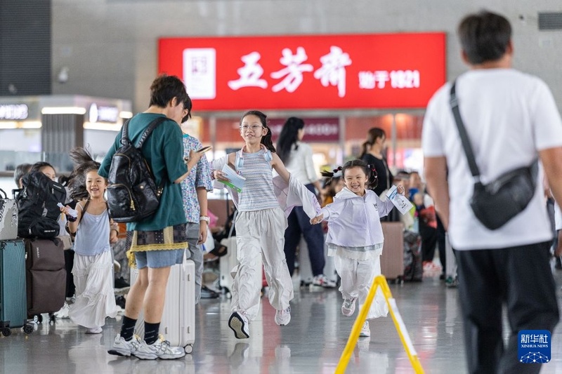 China inicia alta temporada de transporte ferroviário de passageiros no verão