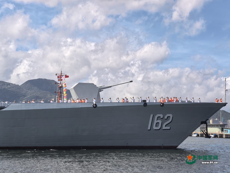 Esquadra da Marinha chinesa chega a Hong Kong para celebrações do 29º aniversário do retorno da RAEHK à pátria
