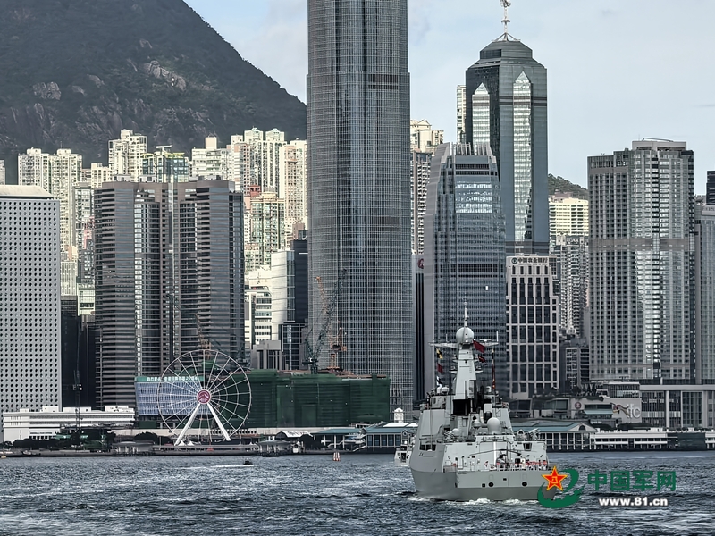 Esquadra da Marinha chinesa chega a Hong Kong para celebrações do 29º aniversário do retorno da RAEHK à pátria