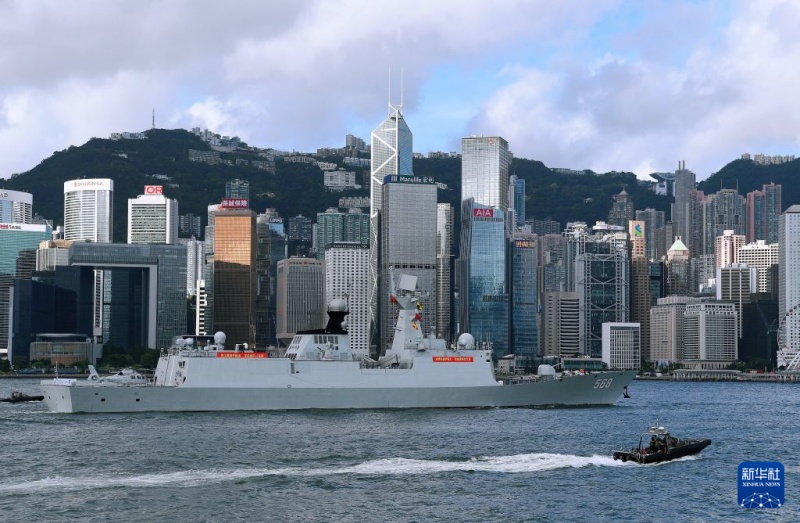 Esquadra da Marinha chinesa chega a Hong Kong para celebrações do 29º aniversário do retorno da RAEHK à pátria