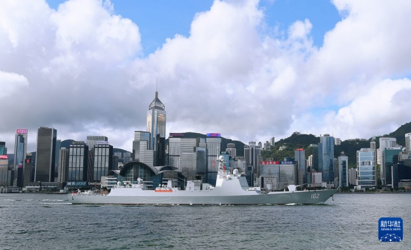 Esquadra da Marinha chinesa chega a Hong Kong para celebrações do 29º aniversário do retorno da RAEHK à pátria