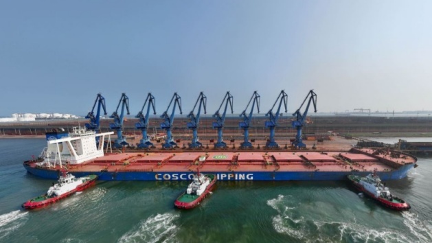 Navio graneleiro da COSCO Shipping estabelece novo recorde de calado no Porto de Tianjin, na China
