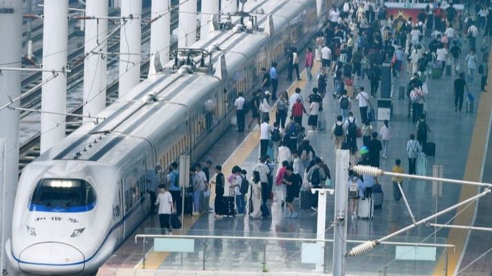 China inicia alta temporada de transporte ferroviário de passageiros no verãoA alta temporada de transporte ferroviário de passageiros para as férias de verão na China, que durará 62 dias, teve início na quarta-feira (1º).