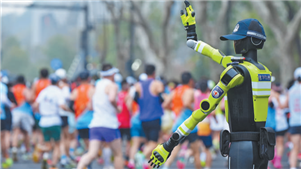 Conheça o primeiro esquadrão de robôs policiais de trânsito da ChinaEste robô faz parte do primeiro lote de unidades inteligentes de gerenciamento de tráfego de Hangzhou. Com 1,88 metros de altura, ele foi modelado segundo a imagem do uniforme oficial dos policiais de trânsito de Hangzhou.