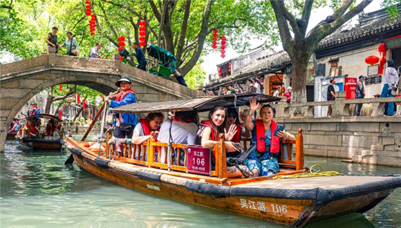 Crescimento do turismo receptivo reflete uma China mais aberta e conectadaUm evento recente de promoção do turismo receptivo, realizado nas margens do Rio Lijiang, em Guilin, no sul da China, destacou as tendências significativas que estão remodelando o setor de viagens receptivas na China.