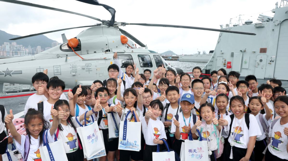 Moradores de Hong Kong inspirados pela visita de navios da Marinha do Exército de Libertação PopularDurante o fim de semana, os navios e suas tripulações receberam o público a bordo para visitas guiadas, com 14.000 ingressos gratuitos esgotados online em poucos minutos.