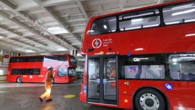22 ônibus elétricos de dois andares da BYD são enviados do Porto chinês de Yantai para o Reino Unido