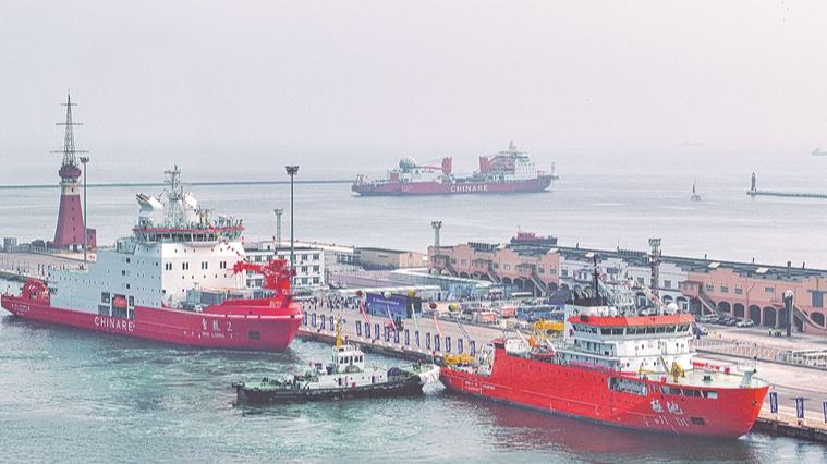 Navios de pesquisa da China partem para 16ª expedição ao Ártico Cientistas chineses partiram na sexta-feira para a 16ª expedição ao Ártico do país, enquanto três navios de pesquisa oceanográfica, nomeadamente Xuelong, Xuelong 2 e Jidi, deixaram a cidade costeira de Dalian. 