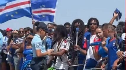 Goleiro de Cabo Verde agradece aos torcedores chineses: "Obrigado pelo apoio, China""Obrigado a todos os torcedores chineses pelo apoio, e obrigado, China!", disse o goleiro Vozinha em entrevista, expressando sua gratidão aos torcedores chineses.