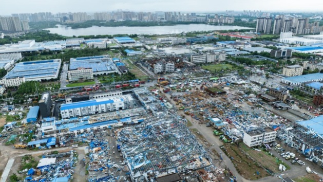 Operações de resgate em andamento após a cidade de Huanggang ser atingida por um tornado forte
